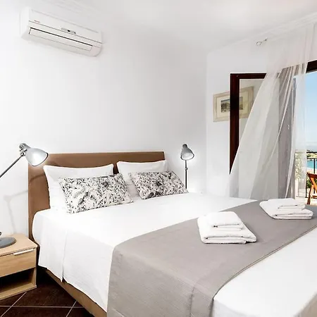 Sunshine Very Close To The Βίλα Λίνδος